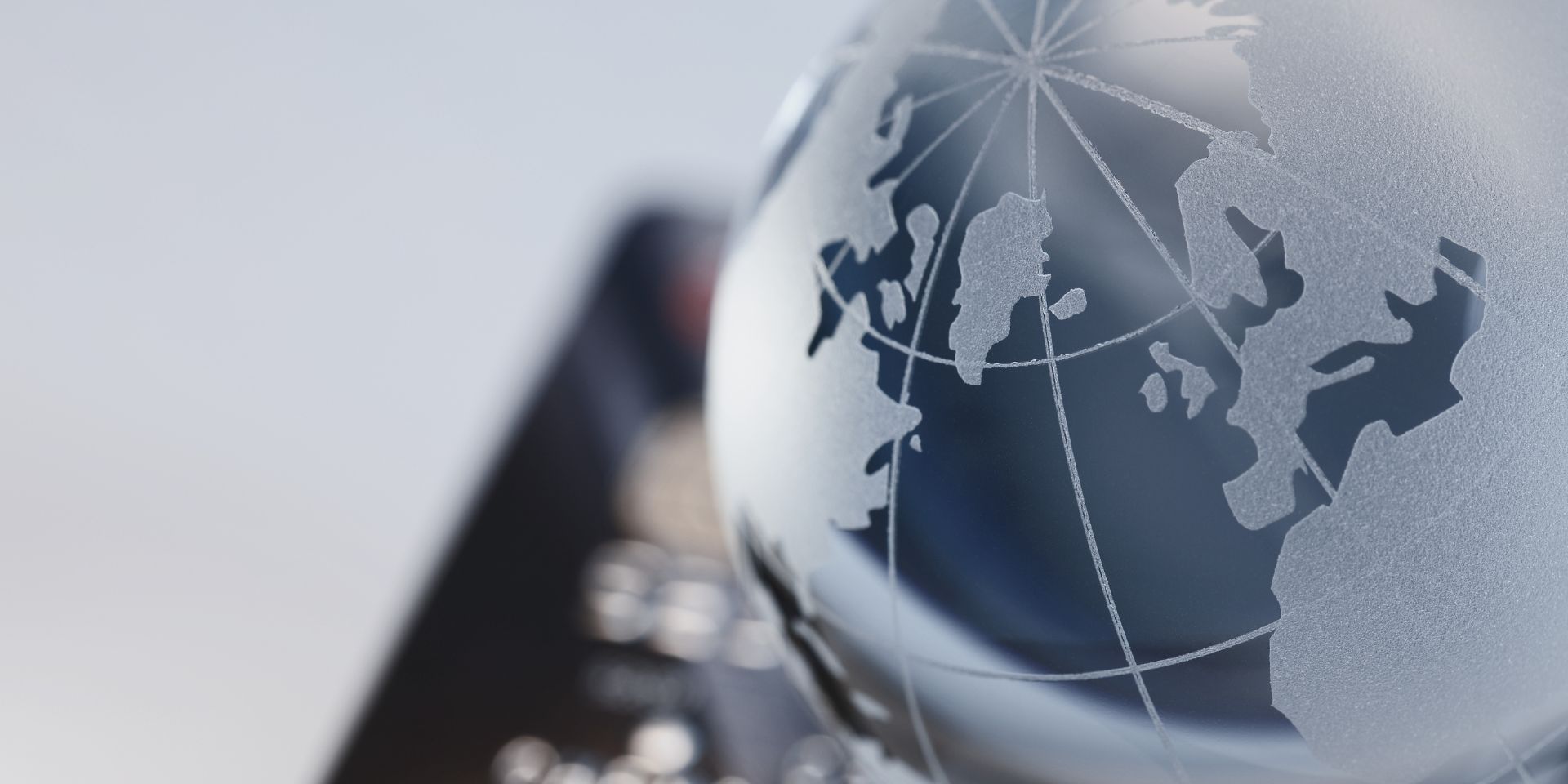 Globo terráqueo representando una compraventa internacional entre empresas y operaciones de comercio internacional.
