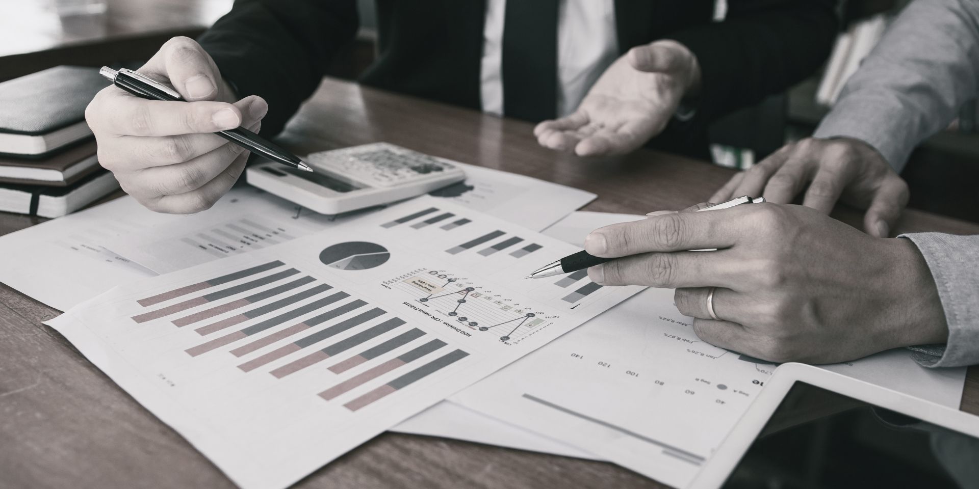 Empresarios analizando la estructura financiera y societaria de una empresa en crecimiento